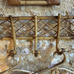 Porte manteau en rotin des années 50/60 avec 3 patères.