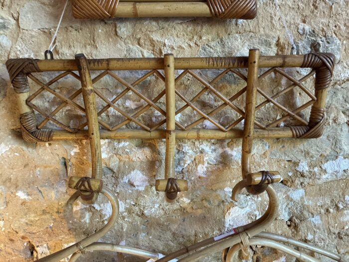 Porte manteau en rotin des années 50/60 avec 3 patères.