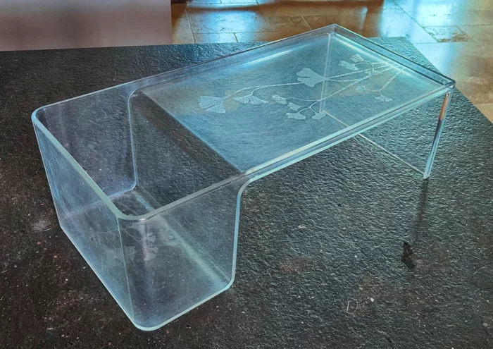 Table basse kartell, modèle "usame" Table transparente Patricia Urquiola for Kartell 'Usame' Table with magazine rack, Lucite, Acrylic