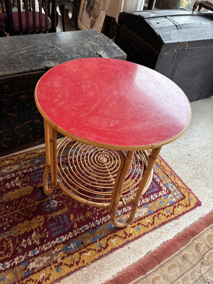 Table ronde bambou et rotin plateau en formica rouge